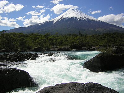 Gunung berapi Osorno dan air terjun Petrohué di Region Los Lagos, Chili.