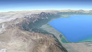 Tietokoneella luotu kuva, vuoret ympäröivät merta jyrkästi oikealle ja tasangon, jolla on lempeämmät rinteet vasemmalle.