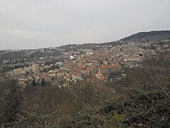 Foto der Innenstadt von Thiers mit dem alten Krankenhaus in der Mitte des letzteren sichtbar.