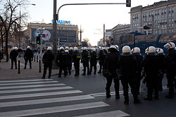 15:12 - Kordon policjantów na Placu Konstytucji