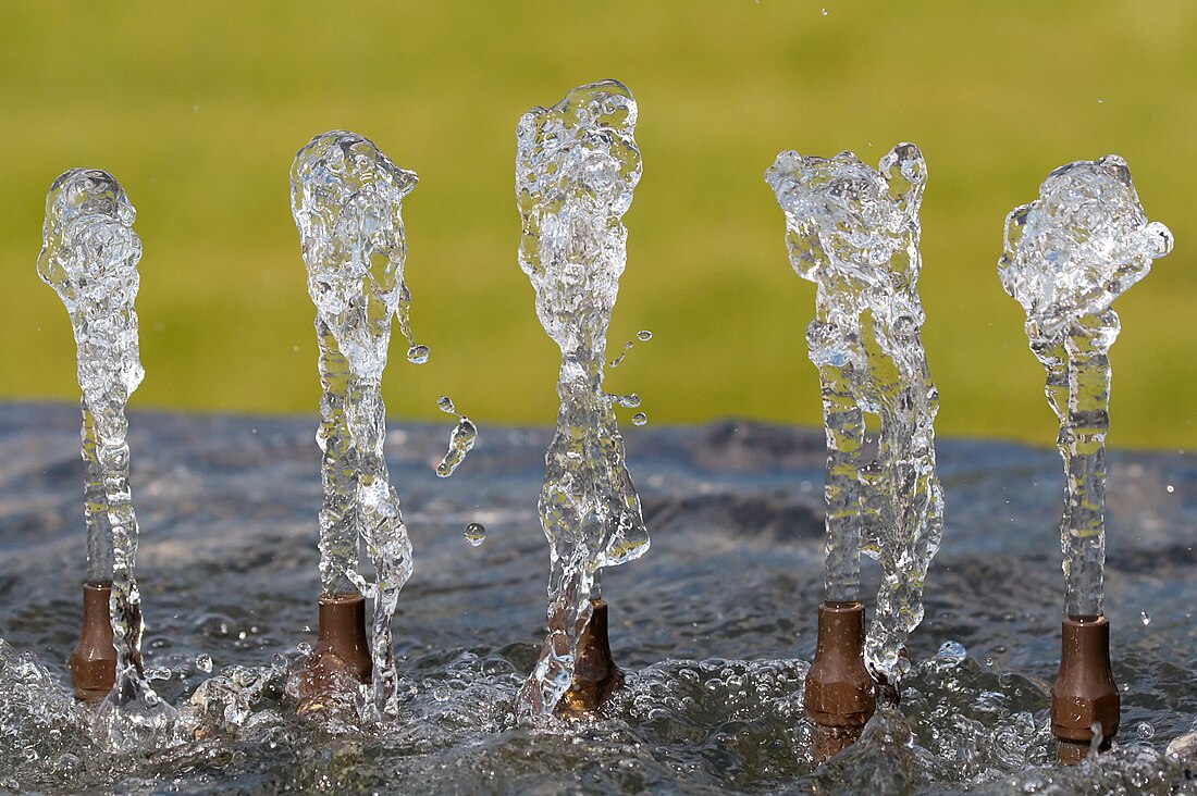 File:Water fountain near the art museum in Milwaukee, Wisconsin 6178.jpg