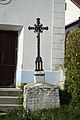 Čeština: Kříž u kaple v Hrobské Zahrádce, Obrataň, okr. Pelhřimov. English: Wayside cross near chapel in Hrobská Zahrádka, Obrataň, Pelhřimov District.