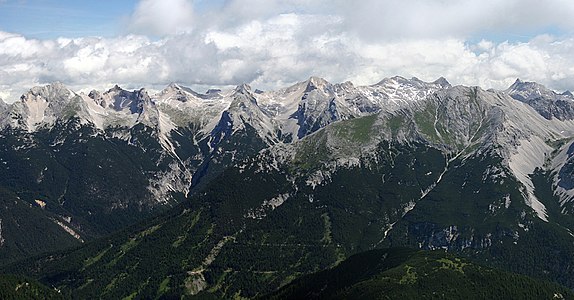 Karwendel-Hauptkette mit Birkkarspitze bis zur Pleisenspitze von der Erlspitze. From South. (annotierte Gipfel im Bild)