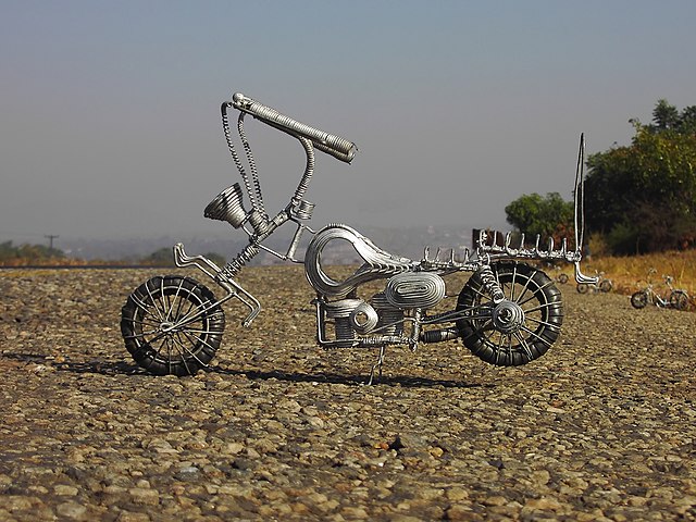 Sculpture de fil de fer et de chambres à air recyclées imitant une motocyclette (Kitwe, Zambie).\n (définition réelle 2 332 × 1 749)