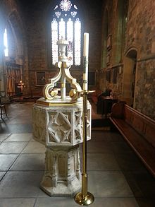 The font in St Nicholas Church, Leicester Wnetrze kosciola od prawej strony.jpg