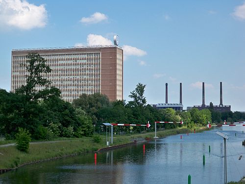 Wolfsburg VWHochhaus und Kraftwerk.JPG