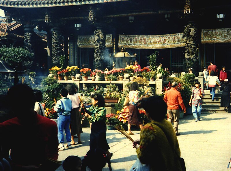 File:Worshipers in Chinese Temple.jpg