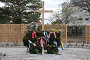 Deutsch: Kreuz am Wiener Neudorfer Friedhof vor der Aufbahrungshalle