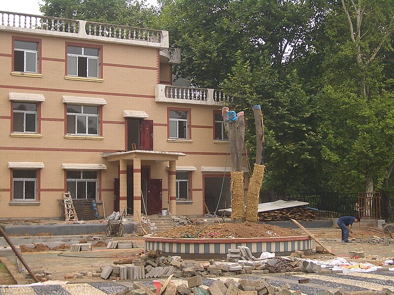 File:Wuhan - house building near Moshan 4153.jpg