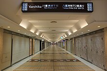 新型コロナウイルス流行による外出自粛のため閑散とした、日曜昼の東京駅八重洲地下街