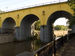 Andronikov viadukt z nábřeží Syromjatničeskaja.