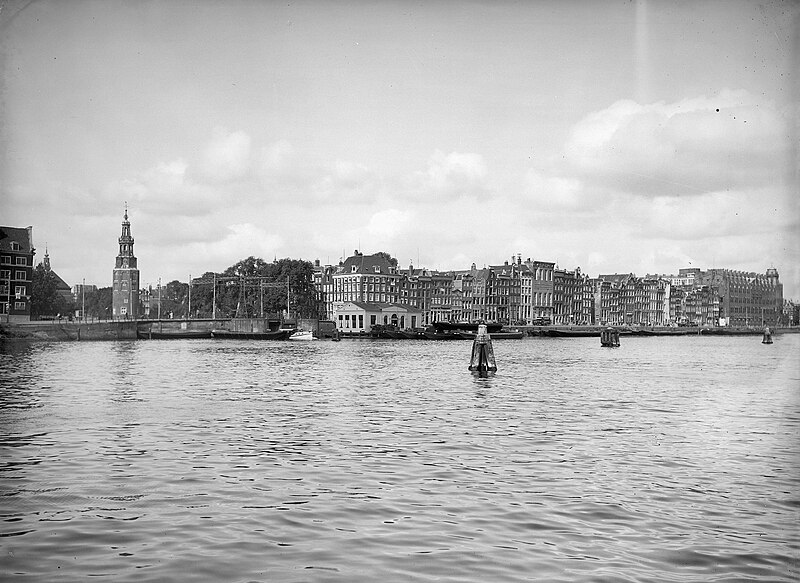 File:Zicht op de stad- Prins Hendrikkade vanaf het Marine Etablissement - Amsterdam - 20010831 - RCE.jpg