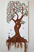 עץ החיים" - פיסול מפסולת חבלים וניירות. גזע המורכב מזוגיות המפיצה אהבה וצמיחה משורשי האדמה"