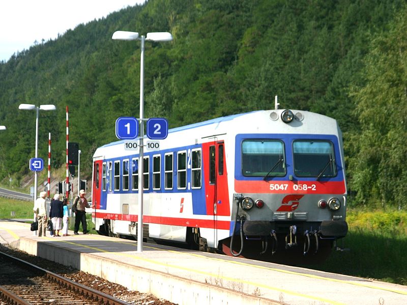 File:ÖBB 5047-058 im Bahnhof Seebenstein.jpg