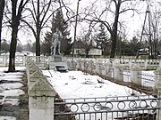 Братська могила радянських воїнів. Поховано 69 осіб, селище Азов, біля школи, Розівський район.jpg