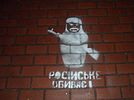 Графіці з выявай узброенай зубатай матрошкі з надпісам «російське вбиває» ў Львове