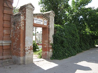 Сохранившийся фрагмент кирпичной ограды