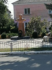 Пам'ятник Т. Г. Шевченку (1814—1861), навесні.jpg