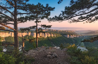 Mangup, monumento natural de importância nacional, localizado nos montes da Crimeia, República Autônoma da Crimeia, Ucrânia. Criado consoante a Resolução do Conselho de Ministros da União Soviética de 14 de outubro de 1975. O usuário da terra do território do monumento é a Reserva Histórica e Cultural do Estado de Bajchisarai. O monumento com uma área de 90 hectares está localizado na área da montanha Baba Dag. O planalto acima da montanha está localizado a uma altitude de cerca de 250 m em relação aos vales circundantes e 583 m acima do nível do mar. O monumento está localizado perto da aldeia de Hodja Sala. O local pertence à categoria III da União Internacional para a Conservação da Natureza. (definição 4 000 × 2 599)