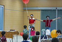 عکس از اجرای تئاتر طنز بداهه برای کودکان در حاشیه یک همایش-دوبازیگر با گریم دلقک