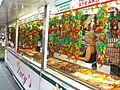 Vendedores ambulantes vendiendo bocadillos cheesesteak, salchichas y otros alimentos en las calles