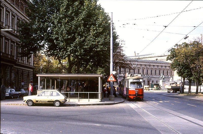 File:124R02221084 Bellariastrasse - Ring, Haltestelle Bellaria, Strassenbahn Linie J, Typ E1 4773.jpg