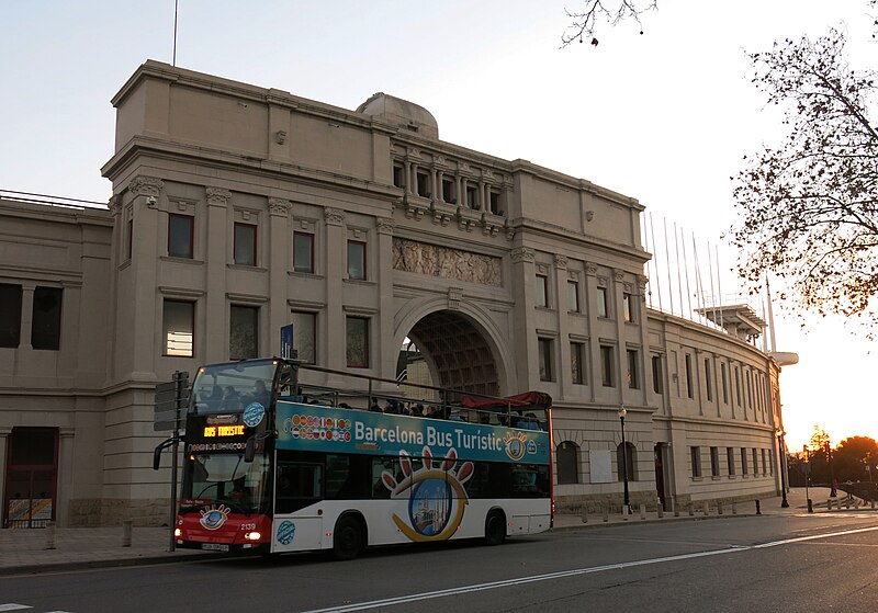 File:201 Estadi Olímpic Lluís Companys (Barcelona), façana nord, i Bus Turístic.jpg