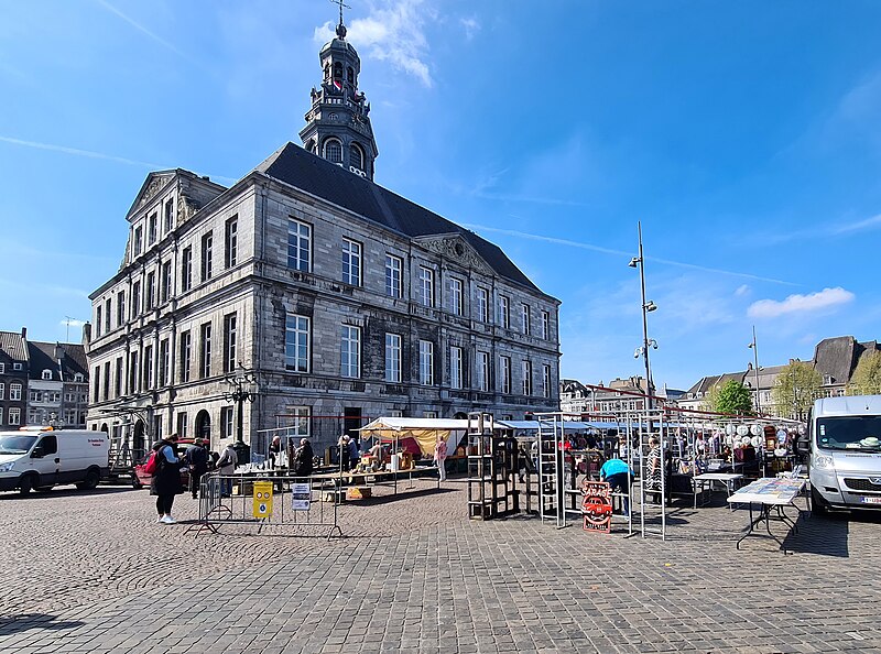 File:2023 Maastricht, Markt, antiek- & brocantemarkt (01).jpg