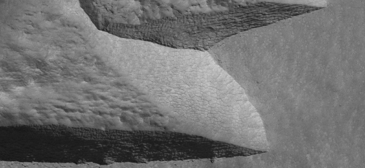 Further enlargement of above image， as seen by HiRISE under HiWish program.