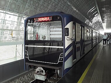 Модернизированный поезд 81-717/714 с головным вагоном 0122 с плоской кабиной на станции «Чинор»