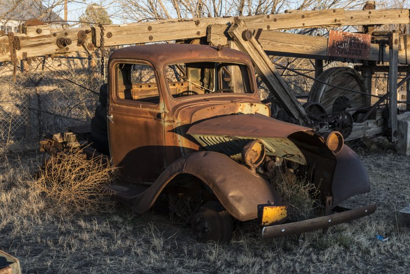 File:A rusted old truck and remnants of a "Fort Worth Spudder" in Marfa, Texas LCCN2014631606.tif