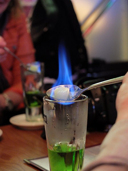 File:Absinth brennender Zucker.jpg