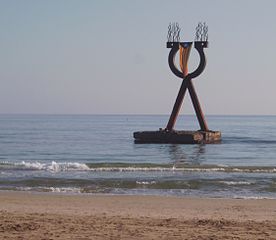 Català: Escultura "Alfa i Omega" a Torredembarra, Tarragonès, Catalonia English: "Alfa i Omega" escultura in Torredembarra, Tarragonès, Catalonia Español: Escultura "Alfa i Omega" en Torredemarra, Tarragonès, Catalonia