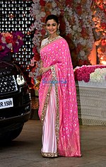 Thumbnail for File:Alia Bhatt snapped at Akash Ambani – Shloka Mehta engagement ceremony (01).jpg