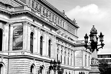 La facciata orientale dell'Alte Oper di Francoforte nel settembre 2014. Mostrata in bianco e nero per sottolineare i dettagli.