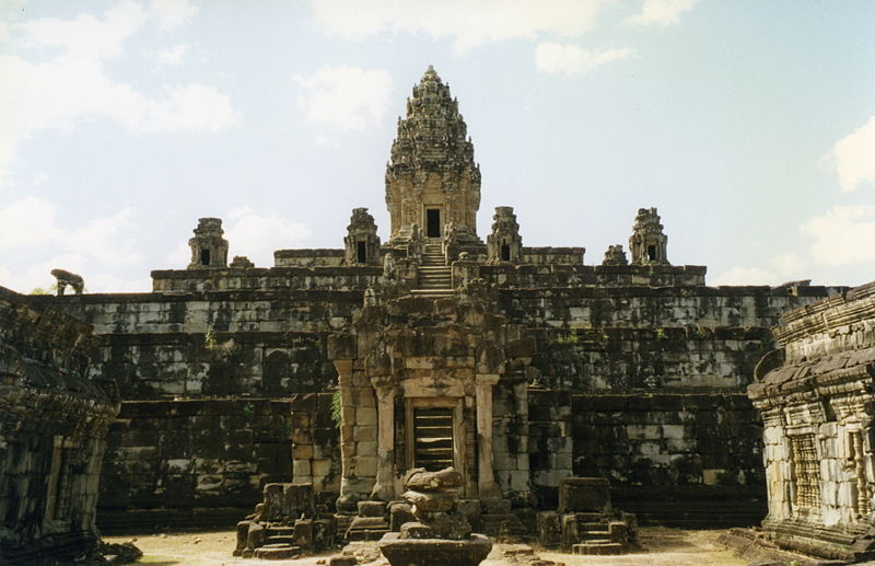 File:Angkor, Roluos Group, Bakong (6198838020).jpg