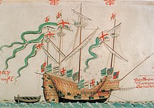 Ein Segelschiff mit quadratischen Flaggen entlang der Reling: Die Designs umfassen horizontale grün-weiße Streifen, das Kreuz des Heiligen Georg, drei Lilien auf blauem Grund und das blau-rot-goldene englische Königswappen.