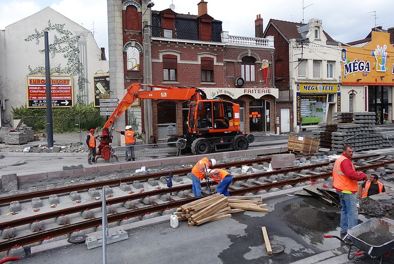 File:Anzin & Valenciennes - Travaux de raccordement des lignes A & B du tramway de Valenciennes à la Croix d'Anzin le 19 août 2013 (17).JPG