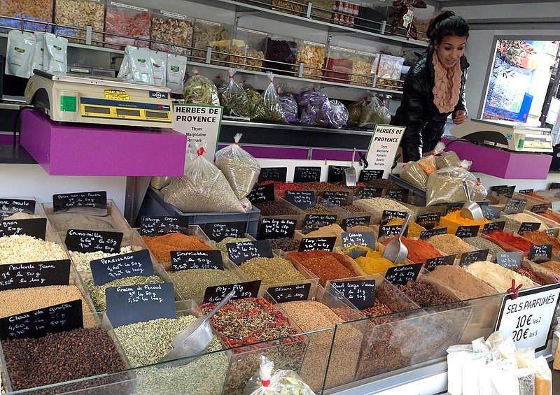 File:Apt Wochenmarkt (marché classé de la France) Stand mit Gewürzen.jpg