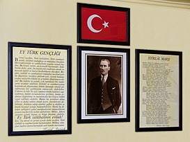 Türk bayrağı, İstiqlal Marşı və Mustafa Kamal Atatürk portreti