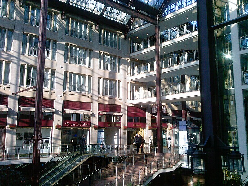 File:Atrium Maritim Hotel Köln.jpg