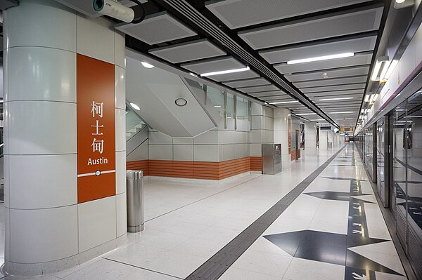 Platform 1 of Austin station in April 2014