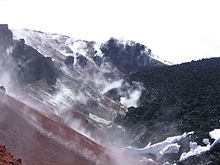 Vue de l'intérieur du cratère sommital de l'Avatchinski avec sur la droite le dôme de lave de 1991