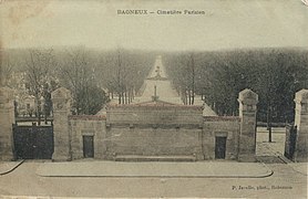 Carte postale représentant l'entrée et l'avenue Principale avec le monument du Souvenir au loin.