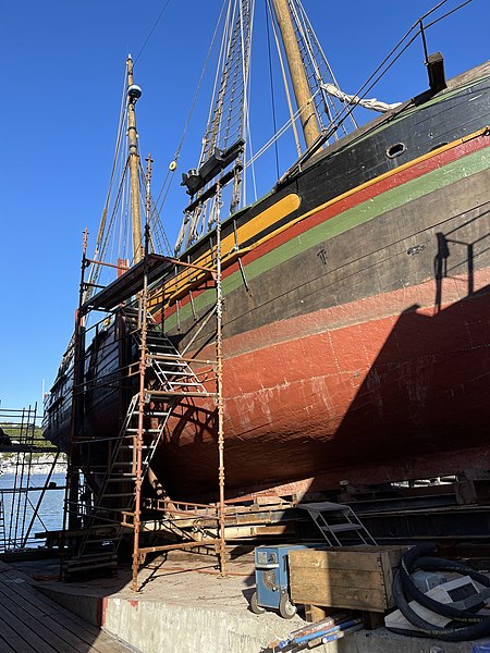 File:BERNTINE TØNSBERG KYSTKULTURSENTER Norway Ishavskute båt slipp bedding reparasjon skrog Sailing ship galeas vessel b. 1890 boat ramp slipway refit repair restore hull scaffolding etc 2021-09 IMG 4981.jpg