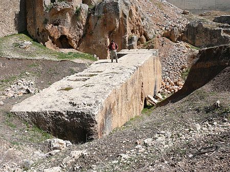 [Pilt: 450px-Baalbek-_largest_stone.jpg]