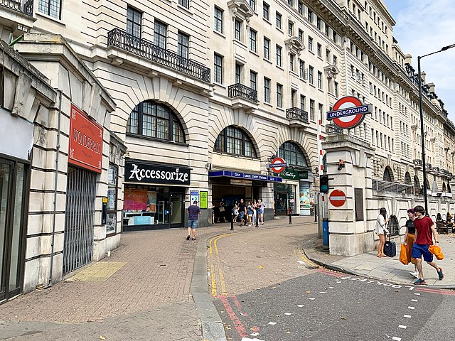 Baker Street tube station platforms for Transport for London, London  Underground (TfL LU) Circle and Hammersmith & City Line trains (platforms 5  & 6) are absolutely GORGEOUS! These iconic platforms were part