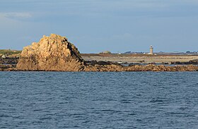 Øya Balanec sett fra sør, med fyrene Kéréon og Ouessant bak