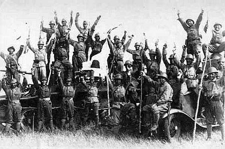 Tập_tin:Battle_of_Khalkhin_Gol-Japanese_soldiers_and_captured_Soviet_AFVs.jpg