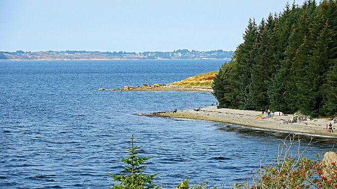 Strand langs Hjeltefjorden på øya Herdla ved Askøy